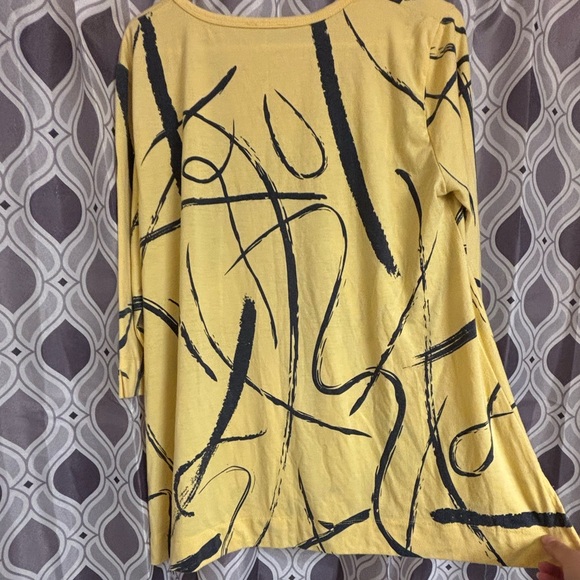 Cute scribble top w/pocket! - Picture 3 of 4